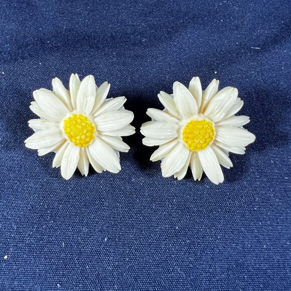 Sarah Coventry Jewelry - Vintage Sarah Coventry Daisy Clip-On Earrings White & Yellow Floral Design Retro